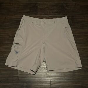 Columbia size 38 quick dri cargo shorts